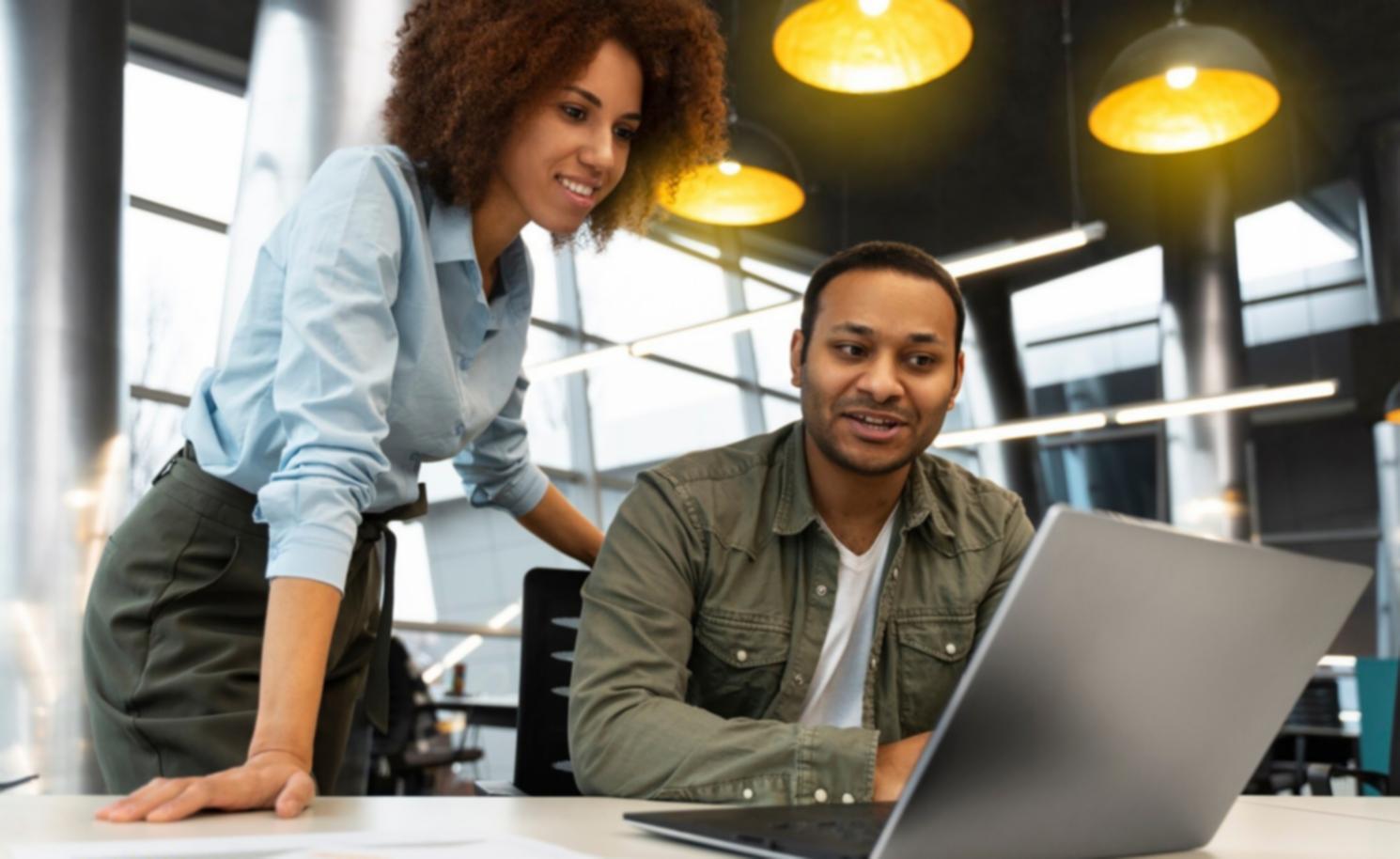 Equipo de inalquorythes trabajando en estrategias financieras personalizadas
